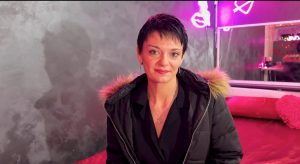 JacquieEtMichelTV angel, de 30 años, tiene una mente increíblemente abierta